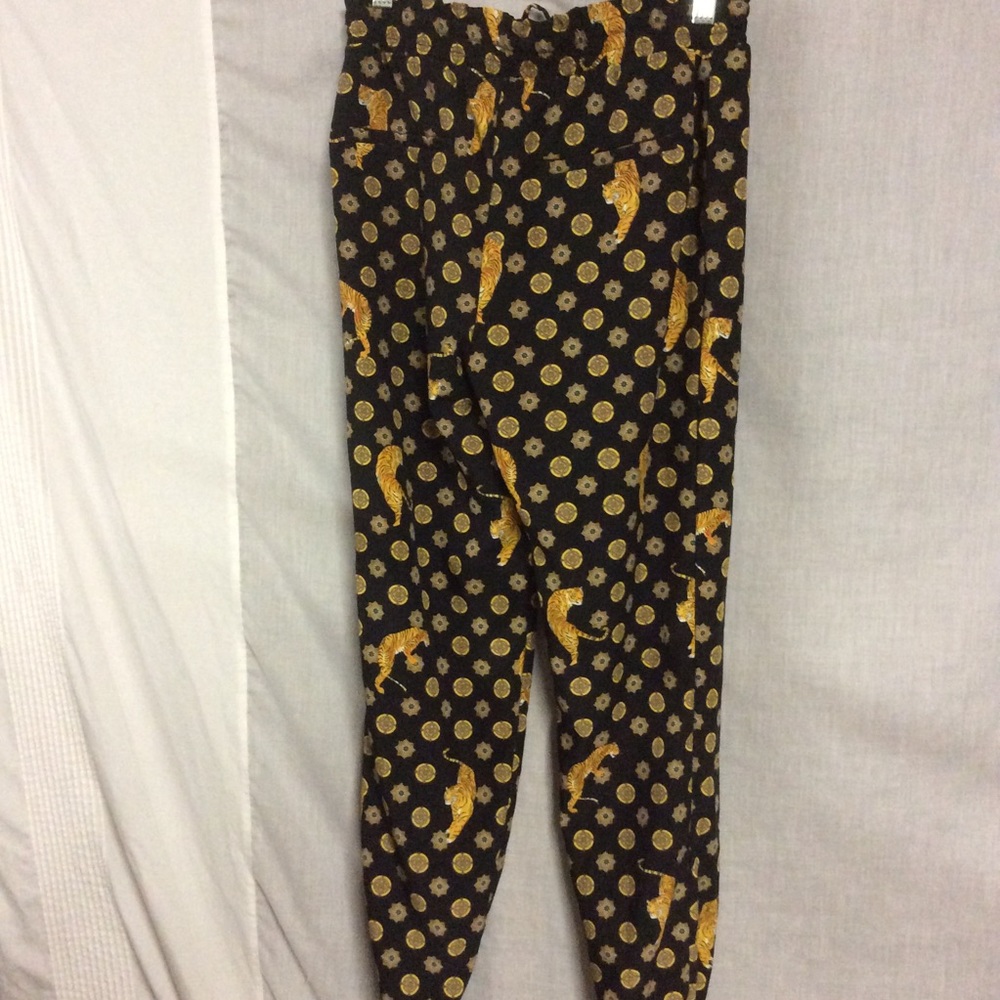 Zara Basic Tigger Cropped Pants - image 5